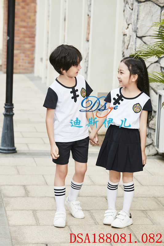 幼兒園服裝每年幾套，有沒(méi)有收費(fèi)標(biāo)準(zhǔn)？
